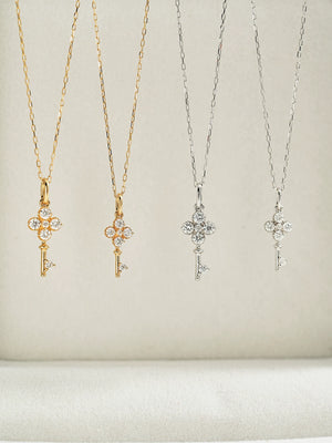 Clé Trèfle key necklace worn