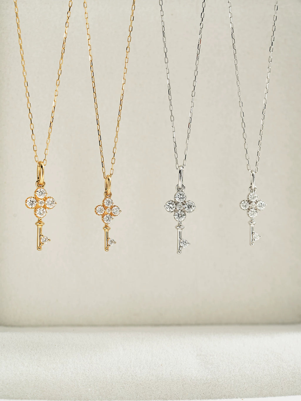Clé Trèfle key necklace worn